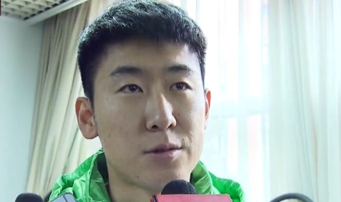 武师陈厚德（元华 饰）远赴美国开设宝芝林，经常呼唤国内的门徒阿杰（李连杰 饰）来美国帮衬，但阿杰耽忧在美的居留题目，迟迟未到。陈厚德曾收下一位美国门生尊尼（杰瑞•特林伯 饰），尊尼学成后却挑战师傅，意欲立名立万扩大本身的武馆，陈厚德被尊尼打成重伤，宝芝林也被砸烂，幸亏有少女安娜途经，将陈厚德救走。几近同时，阿杰终究来美看望师傅，岂料一出机场便遭受各类麻烦，先是稀里糊涂收下三名崎岖潦倒墨西哥少年为门生，又与查封宝芝林的银行地产部司理阿美（郭锦恩 饰）不吵不了解。阿杰因说话欠亨，守候宝芝林寻觅师傅着落，而尊尼也在四周刺探陈厚德的往向，一中一外两名门生，将为义与利的分歧寻求狭路重逢……